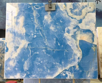 Bleu cristal Jade Onyx mur revêtement carrelage salon rétro-éclairé caractéristique mur bleu foncé translucide marbre pierre rougeoyant escalier étape