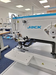 Macchina da Cucire Industriale Computerizzata ad Alta Velocità 1790 per Asola Dritta, Automatica per Tessuti e Abbigliamento - Product Image 4