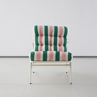 Ensemble de canapé d'extérieur 4 pièces avec structure en acier, causeuse, 2 chaises, table ronde et coussins rayés capitonnés – Mobilier de jardin et de terrasse