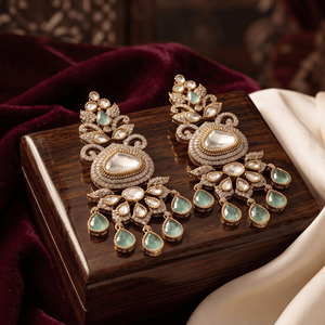 Boucles d'oreilles pendantes longues en Kundan Polki non taillées, couleur vert émeraude, plaquées or, style statement, pour mariée indienne, à porter lors de mariages. - Product Image 4