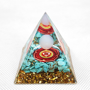 Ornement en résine époxy cristalline en forme de pyramide avec turquoise et agate blanche, décoration d'intérieur, artisanat de bureau - Product Image 2