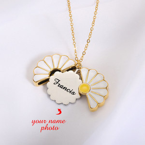 Collar de mujer con dije de margarita, chapado en oro PVD de 14k/18k, de acero inoxidable 316L, joyería fina, personalizable para grabado. - Product Image 1