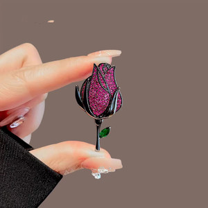 Broche de Aleación de Lujo Ligero con Diamantes de Imitación en Forma de Rosa Negra para Mujer, Joyería Versátil para el Uso Diario, Flor para el Pecho - Product Image 2
