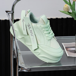 รองเท้าผ้าใบสีขาวขายดีรุ่นใหม่ปี 2024 สำหรับผู้หญิง ใส่สบายระบายอากาศได้ดี พื้นหนาเพิ่มความสูง เหมาะสำหรับใส่ลำลองและเล่นกีฬาในช่วงฤดูร้อน - Product Image 1