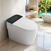 WC intelligent monobloc moderne avec bidet intégré, chasse d'eau automatique par capteur, cuvette chauffante et commande à distance