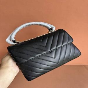 Sac à main tendance pour femmes en similicuir avec décoration chic en pompon, fermeture éclair sécurisée, deux poignées, intérieur spacieux, sac à main tendance - Product Image 1