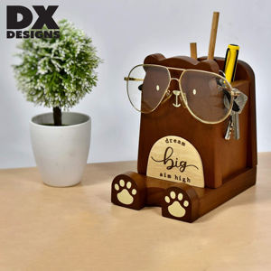 Organizador de Escritorio de Madera con Diseño de Oso DX Designs, Soporte Multifuncional para Teléfono y Portalápices con Soporte para Gafas y Gancho para Llaves - Product Image 5