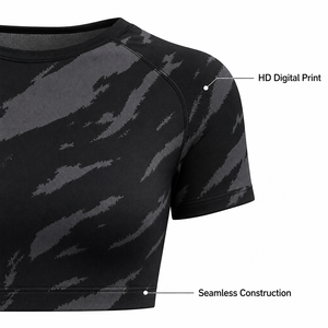 Conjunto de yoga sin costuras de camuflaje negro para mujer con top corto de manga corta con abertura en la espalda y shorts fruncidos para realce de glúteos, ideal para marcas de fitness. - Product Image 6