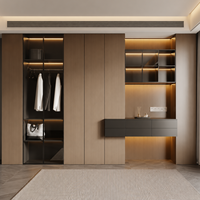 Armoire murale complète de luxe sur mesure, écologique, avec coiffeuse intégrée, tiroirs de rangement et étagères ouvertes pour chambre moderne