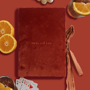 Agenda Personalizzata in Velluto Rosso, Taccuino con Copertina Morbida, Design Unico con Frase in Rilievo, Diario Quotidiano, Regalo di Compleanno - Product Image 1
