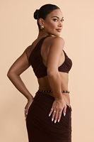 Set atasan Y4964 model off-shoulder, drapir, memperlihatkan pinggang, dengan belahan samping dan rok maxi model ekor ikan, setelan pantai slim-fit dua potong.
