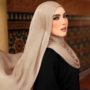 Tùy Chỉnh Malaysia Mang Nhãn Hiệu Thanh Lịch Kết Cấu Pleated Long Lanh Voan Khăn Choàng Sang Trọng Đun Hơi Hơi Hơi Khăn Lụa Flowy Hijab Crepe Tudung