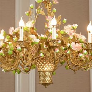 Lampadario Floreale Artigianale in Stile Palazzo Francese Romantico, in Ottone e Ceramica, per Sale da Ricevimento di Lusso - Product Image 2