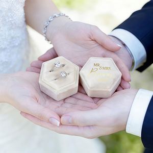 Caja Hexagonal de Terciopelo, Porta Anillos Doble con Iniciales, Elegante Exhibidor de Anillos para Ceremonia de Boda - Product Image 2