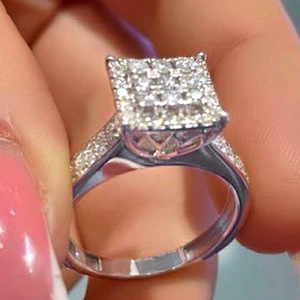 F1314 Anello di fidanzamento da donna in oro bianco con diamanti, taglio Princess, colore G naturale, diamanti laterali - Product Image 1