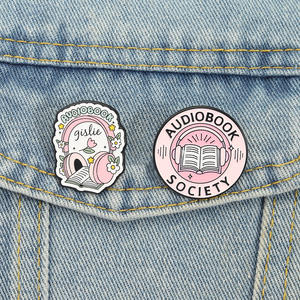Épingles en émail de la société des audiolivres, casque rose, thème des amoureux des livres, broche de revers, badge de sac, bijoux en gros - Product Image 1