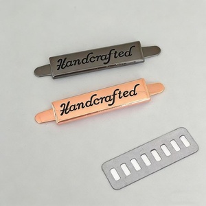 ป้ายโลหะอัลลอยหล่อขึ้นรูปสำหรับติดกระเป๋าผ้า ขายส่ง - Product Image 3