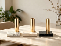 Porte-bougie en marbre naturel avec dessus en métal plaqué or imitation, disponible en version simple ou en ensemble, pour la décoration de table, de la maison ou des hôtels.