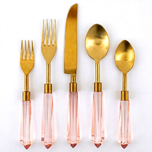 Ensemble de couverts en or brossé écologique avec poignée en lucite rose Couverts élégants pour fêtes, mariages, usage domestique Fournisseur en gros - Product Image 2