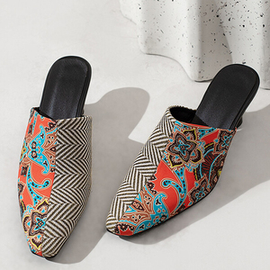 Sandales pour femmes à couleurs mélangées, grande taille 48, sexy, à talons aiguilles bas, bout pointu, style mules patchwork - Product Image 2