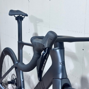 KOZOfactory Vente en gros directe de vélos de route en fibre de carbone avec freins à disque hydrauliques, légers, de haute qualité, configurations optionnelles WHL1171 - Product Image 4