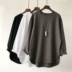 T-Shirt con orlo curvo in cotone tinta unita da <span class=keywords><strong>donna</strong></span> maglietta oversize a maniche lunghe in bianco comoda T-Shirt <span class=keywords><strong>morbida</strong></span> e traspirante - Product Image 1