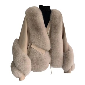 Ultimi Modelli di Cappotti Invernali da Donna in <span class=keywords><strong>Pelliccia</strong></span> di Volpe Soffice, Giacche in <span class=keywords><strong>Pelle</strong></span> con <span class=keywords><strong>Pelliccia</strong></span> Spessa Antivento <span class=keywords><strong>e</strong></span> Cintura con Nappine - Product Image 1