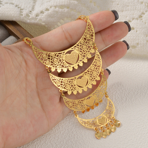 Collares largos de moda bohemios con borlas de metal pulido antideslustre, corazón, luna creciente hueca de filigrana y detalles en oro de 18k. - Product Image 3