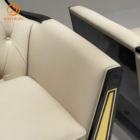 Fauteuil de luxe capitonné en velours avec garniture dorée pour le salon ou la décoration de la salle de séjour