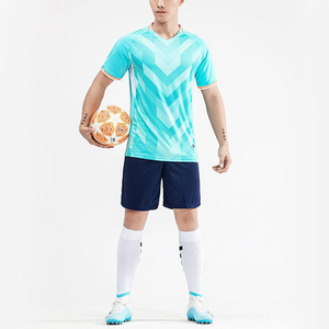 Vente en gros d'usine, nouveaux uniformes de football pas chers, 100% polyester, imprimés, à séchage rapide, respirants, maillots de football personnalisés - Product Image 2