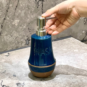 Ensemble moderne en céramique bleue avec design à lettrage, comprenant un distributeur de savon, un porte-brosse à dents et une porte-savon pour salles de bain et douches - Product Image 5