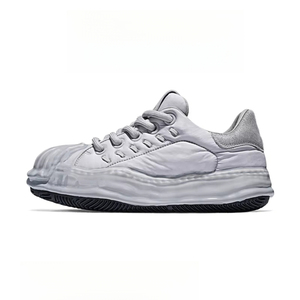 Scarpe Casual Unisex con Suola Irregolare Effetto Fusa, Sneakers Imbottite Grigio Nuvola con Plateau Ondulato, Scarpe di Design Moderne - Product Image 3