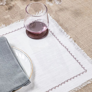 Napperon de table en coton flammé texturé avec un design brodé minimaliste et des bords frangés au prix de gros - Product Image 1