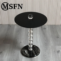 Sphère artistique moderne en marbre noir et blanc Table d'appoint à colonnes Intérieurs de luxe pour les salons d'hôtel Dessus en métal Base en marbre veiné