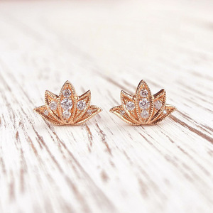 Orecchini a Perno con Mini Fiori per Donne, Accessori di Moda Minimalista per Uso Quotidiano - Product Image 1
