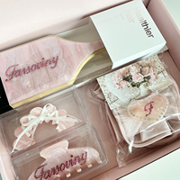 Ensemble de brosses à cheveux en acétate de cellulose et bambou rose avec logo diamant personnalisé et pinces à cheveux en acétate, livré dans un coffret cadeau