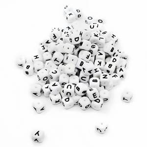 Perles en silicone de qualité alimentaire, personnalisées, couleurs mélangées, carrées, en forme de cube, alphabet, pour nom de bébé, perles de dentition souples 12x12x12mm, vente en gros - Product Image 1
