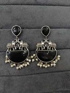 Boucles d'oreilles oxydées en pierre et perle de Monalisa à la mode avec finition argentée en laiton matériau principal bijoux de mode ethnique pour femmes - Product Image 4