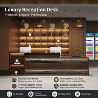 Bureau de réception moderne de luxe en placage de bois sur mesure avec éclairage LED pour hall d'hôtel, bureau d'entreprise, immeuble commercial