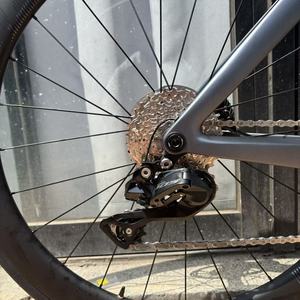 Bicicleta <span class=keywords><strong>de</strong></span> <span class=keywords><strong>Carretera</strong></span> KOZO2 con Desviador Eléctrico, Fibra <span class=keywords><strong>de</strong></span> <span class=keywords><strong>Carbono</strong></span>, 24 Velocidades, Frenos <span class=keywords><strong>de</strong></span> Disco, Bicicleta <span class=keywords><strong>de</strong></span> <span class=keywords><strong>Carretera</strong></span> Económica 700C 28 Pulgadas para Adultos - Product Image 6