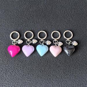 Vente en gros de pendentifs créatifs simples en résine de couleur bonbon en forme de cœur, petits accessoires pour sacs, porte-clés, bijoux - Product Image 3