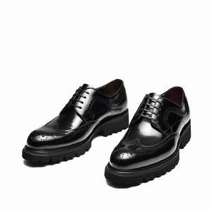 Chaussures habillées classiques pour hommes en cuir brun poli à la main, élégantes, associées à une chaîne en métal noir audacieuse pour hommes - Product Image 3