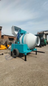 Betoniera Autocaricante Diesel Kexin 10-14M/H con Motore da 18HP, Tramoggia Ribaltabile con Fune in Acciaio, Pompa dell'Acqua e Barra di Traino - Product Image 2