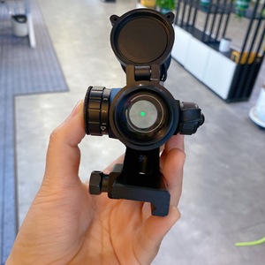 Mira telescópica metálica optimizada para todo tipo de terreno, con perillas de ajuste lateral para una verificación precisa durante exploraciones al aire libre de larga duración. - Product Image 6