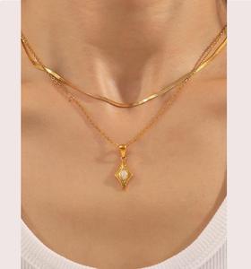 Collar de Moda con Colgante de Concha Marina y Piedra Ojo de Gato Natural, Chapado en Oro PVD, Estilo Estrella de Moda - Product Image 1