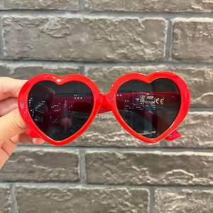 بيع بالجملة نظارات شمسية موشور ثلاثية الأبعاد للفتيات نظارات حسم القلب مع إطار كمبيوتر أحمر وأبيض للحفلات وعيد الميلاد - Product Image 4