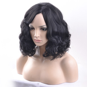 Perruque courte ondulée mi-longue <span class=keywords><strong>en</strong></span> fibre haute température, couleur naturelle, avec <span class=keywords><strong>frange</strong></span> coupée et cheveux latéraux effilés, pour femme, de Source Factory - Product Image 2