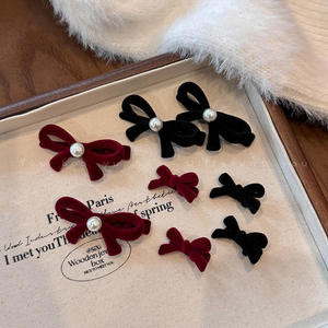 Pinzas <span class=keywords><strong>para</strong></span> el Cabello con Lazo <span class=keywords><strong>de</strong></span> Terciopelo Rojo Estilo Dulce <span class=keywords><strong>de</strong></span> Año Nuevo con Perlas, Pinzas Pequeñas Tipo Pico <span class=keywords><strong>de</strong></span> Pato y Laterales <span class=keywords><strong>para</strong></span> Mujer, Empaque en Cartón - Product Image 1