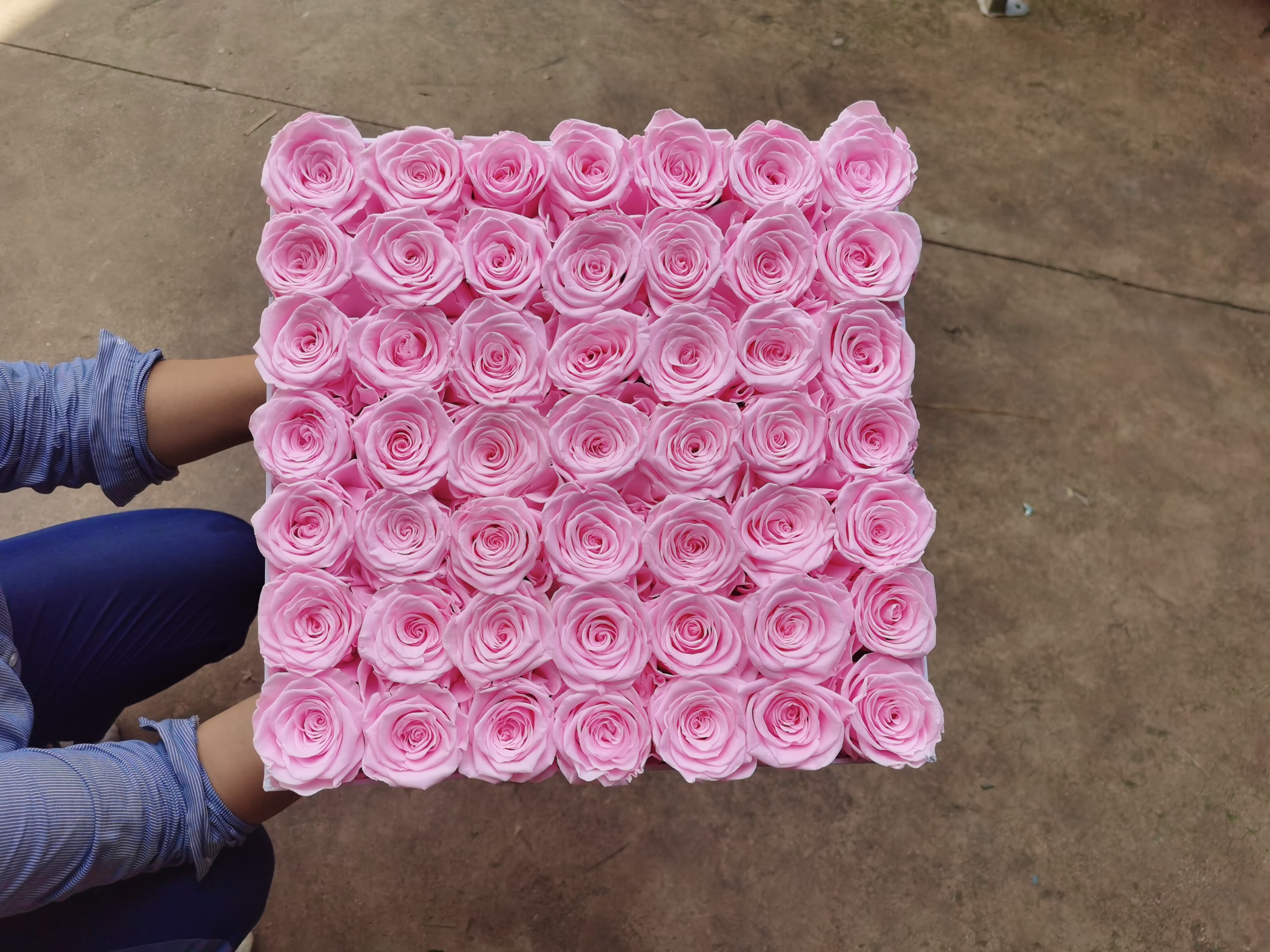 Boîte carrée de 49 roses