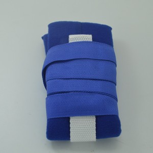สายรัดข้อมือและข้อเท้าสำหรับผู้ป่วยติดเตียง สีชมพู พร้อมหัวเข็มขัดโลหะ ใช้งานด้วยมือ  ประเภทอุปกรณ์การแพทย์คลาส 1 - Product Image 2
